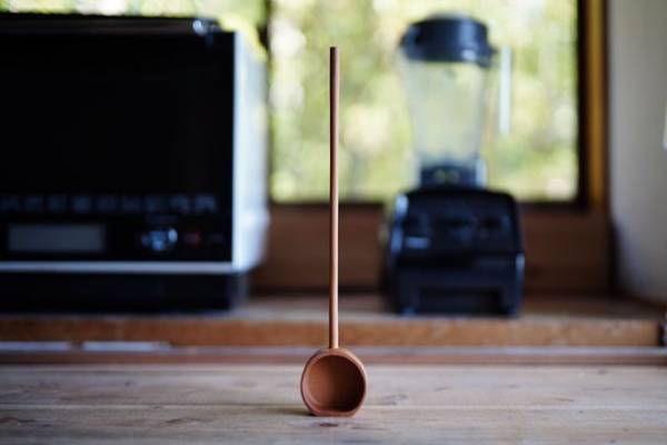 まるで柄杓のような、美しいお玉『OTATE』新発売　SNS総フォロワー50万人、古民家暮らしYouTuber“奥平ベース”が手がける新プロダクト