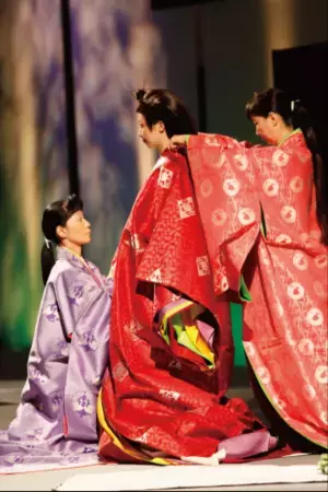 学校法人国際文化学園の創立70周年記念「十二單」の雅な姿を披露。千年も続く日本文化の象徴「十二單～襲ねの美」を開催