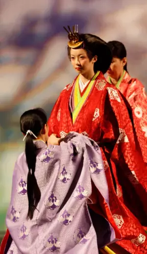 学校法人国際文化学園の創立70周年記念「十二單」の雅な姿を披露。千年も続く日本文化の象徴「十二單～襲ねの美」を開催