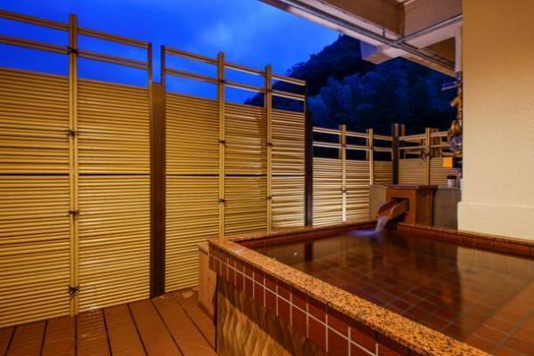 大阪市内から移動時間をかけずに愛犬(小型犬)とお泊り温泉旅行　伏尾温泉「不死王閣」から『愛犬と一緒に泊まれる客室』が誕生！