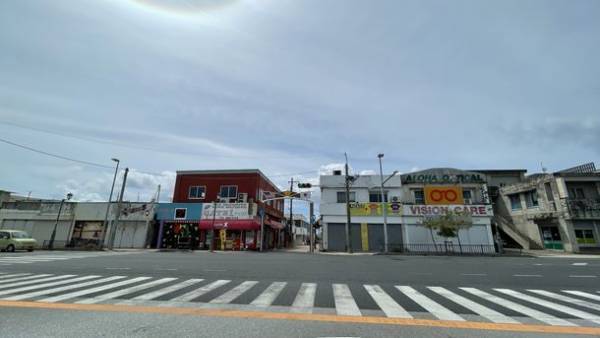 映画のセット？！のような異国情緒あふれる街並みを楽しもう！様々な映画やMV等の撮影で“聖地巡礼地”として注目の「沖縄・金武町」が、国会でも話題になりSNSの検索数が3倍に！