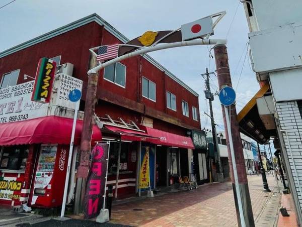 映画のセット？！のような異国情緒あふれる街並みを楽しもう！様々な映画やMV等の撮影で“聖地巡礼地”として注目の「沖縄・金武町」が、国会でも話題になりSNSの検索数が3倍に！