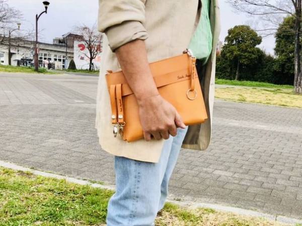 10種類の書体から名入れが可能！更に大容量に進化した『メッセージスマホポーチ2』が4月28日までMakuakeにて販売！