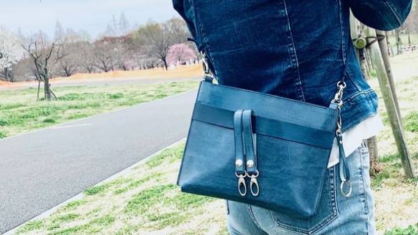 10種類の書体から名入れが可能！更に大容量に進化した『メッセージスマホポーチ2』が4月28日までMakuakeにて販売！