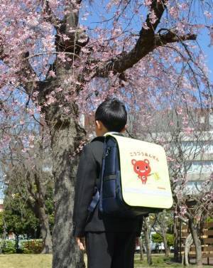 全国の小学校5,839校の新一年生に“ランドセルカバー”29万9千枚を寄贈～自治体から好評を得て9年連続贈呈～