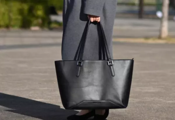 Makuakeにて目標額の349％を達成したボトム汚れ防止バッグ「YoGoSAN」のトートバッグが、4月5日3時から一般販売を開始