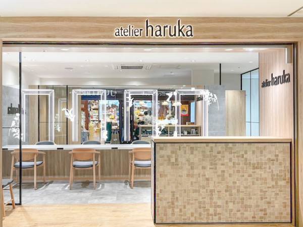 JR静岡駅直結のヘアメイク専門店「アトリエはるか プラスアイラッシュ アスティ静岡店」が2023年4月6日(木)に移転リニューアルオープン！