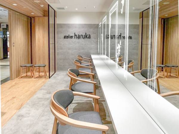 JR静岡駅直結のヘアメイク専門店「アトリエはるか プラスアイラッシュ アスティ静岡店」が2023年4月6日(木)に移転リニューアルオープン！