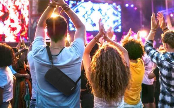 「1000人の声から生まれた“ちょっと大きい”スマホポーチ」が2023年4月8日、Makuakeに新登場