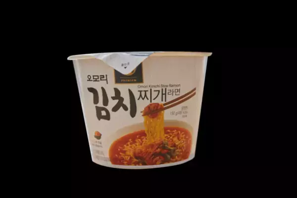 Qoo10 Presents「ドラマ観ながら、なに食べよ？」前田 エマも大満足！「もうすごい香りが、食欲そそりますよね♪」意外なアレンジも美味！お腹も心も満たすキムチチゲ