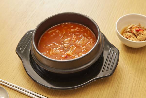 Qoo10 Presents「ドラマ観ながら、なに食べよ？」前田 エマも大満足！「もうすごい香りが、食欲そそりますよね♪」意外なアレンジも美味！お腹も心も満たすキムチチゲ