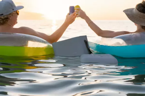 日本初上陸！［米国特許申請中］水に浮かぶ軽くて頑丈な最新素材使用のクーラーボックス「FOAM フォーム」　4/12(水)12時よりMakuakeにて先行予約販売開始