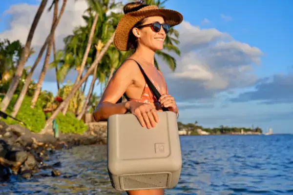 日本初上陸！［米国特許申請中］水に浮かぶ軽くて頑丈な最新素材使用のクーラーボックス「FOAM フォーム」　4/12(水)12時よりMakuakeにて先行予約販売開始