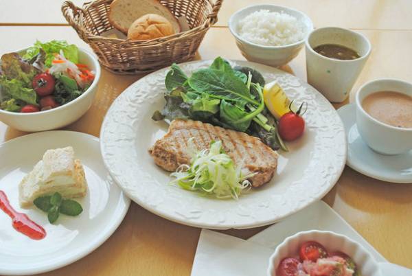 福岡・糸島「グローウェルカフェ」オープン15周年記念感謝祭！おさつポークウインナー＆フランクフルトを100円で数量限定販売