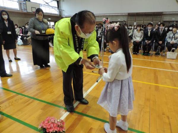 廃プラスチックを活用したい！KITTE名古屋のXmasイベントで使用されたツリー素材をキーホルダーとして小学生に配布