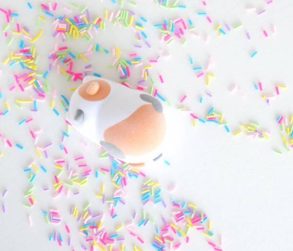 走って小さなゴミをつかまえるニャン！デスク周りをきれいにお掃除できる卓上クリーナー『もぐもぐズー ねこ』4月中旬より発売