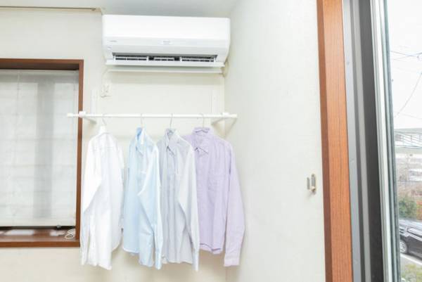 室内の壁にピンでさすだけ！「簡単壁付ものほし アームタイプ」4月12日発売　～エアコンの風で雨の日もすっきり乾燥～