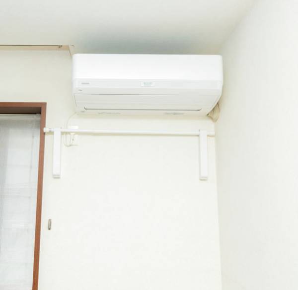 室内の壁にピンでさすだけ！「簡単壁付ものほし アームタイプ」4月12日発売　～エアコンの風で雨の日もすっきり乾燥～