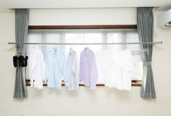 室内の壁にピンでさすだけ！「簡単壁付ものほし アームタイプ」4月12日発売　～エアコンの風で雨の日もすっきり乾燥～