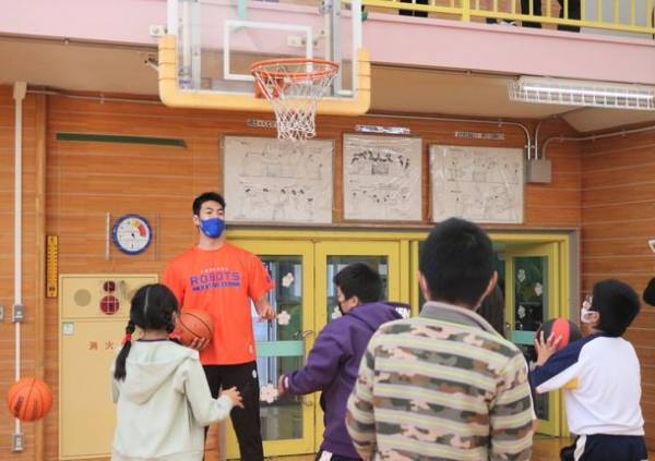 ジブラルタ生命、小学生向け特別授業の「ドリーム・スクール・キャラバン2023」に協賛