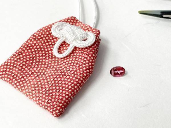 廃棄着物×廃棄宝石のコラボで価値の再発見　宝石を入れるお守り袋を4月13日に発売