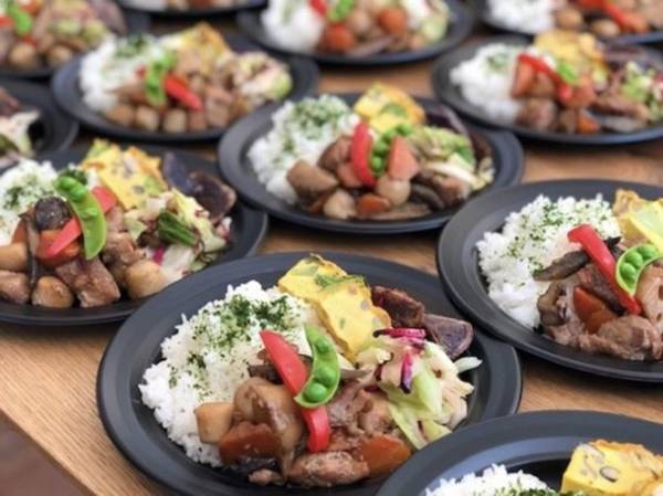 民間学童ウィズダムアカデミーの特製弁当が4月からサービス拡大！校舎内の夕食を平日毎日提供　人気のランチと夕食は一般販売開始　「ウィズダムデリwith Risako's Table」