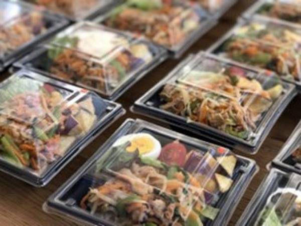 民間学童ウィズダムアカデミーの特製弁当が4月からサービス拡大！校舎内の夕食を平日毎日提供　人気のランチと夕食は一般販売開始　「ウィズダムデリwith Risako's Table」