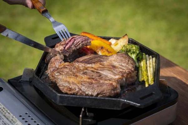 ソロキャンプで使いやすいコンパクトサイズの鋳物鉄板が登場　日本発売に先駆けモニタープレゼントキャンペーンを実施