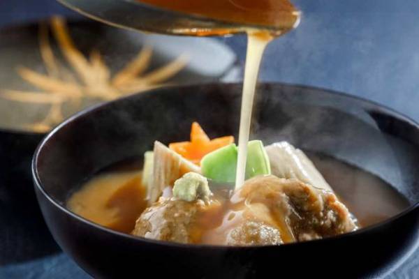 “金沢観光”古都金沢の街を、2階建てオープントップバスから一望！料亭旅館「金城樓」の懐石料理を堪能する、レストランバスツアーを開催