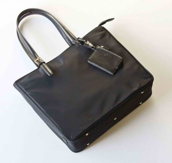 ビジネス、カジュアルにも“ちょうどいい”が魅力的な女性用ビジネスバッグ『ジョクリス アン』を発売