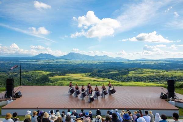 結成30周年！和太鼓エンターテイメント集団「DRUM TAO」　阿蘇の国立公園が背景のダイナミックな絶景舞台「野外劇場TAOの丘」2023年シーズン始動！