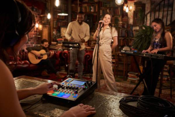 演奏の配信に必要な機能を凝縮したオーディオ・ストリーミング・ミキサーがBOSSブランドから登場