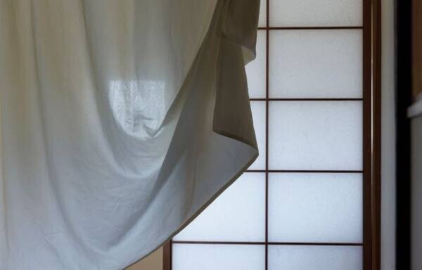次世代サスティナブル素材　3か月で土に還る和紙100％のカーテン『kami』が4月19日新発売