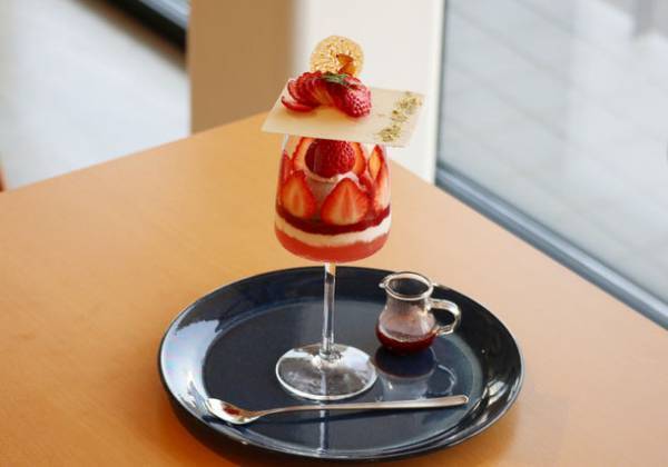 新潟・燕三条の「ごはんとだし umamito Cafe」が宝石箱のようなラグジュアリーないちごパフェを発売