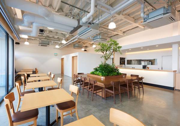 新潟・燕三条の「ごはんとだし umamito Cafe」が宝石箱のようなラグジュアリーないちごパフェを発売