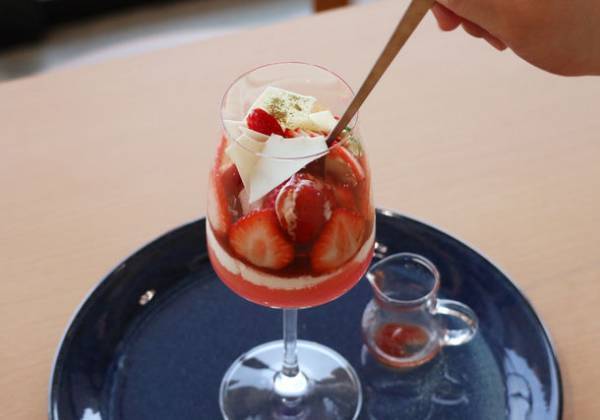 新潟・燕三条の「ごはんとだし umamito Cafe」が宝石箱のようなラグジュアリーないちごパフェを発売