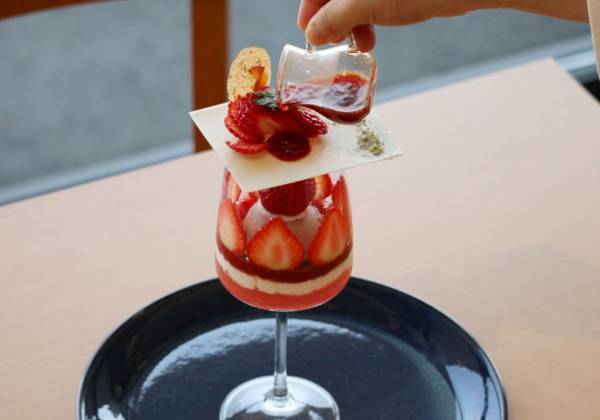 新潟・燕三条の「ごはんとだし umamito Cafe」が宝石箱のようなラグジュアリーないちごパフェを発売