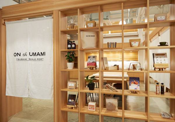 新潟・燕三条の「ごはんとだし umamito Cafe」が宝石箱のようなラグジュアリーないちごパフェを発売