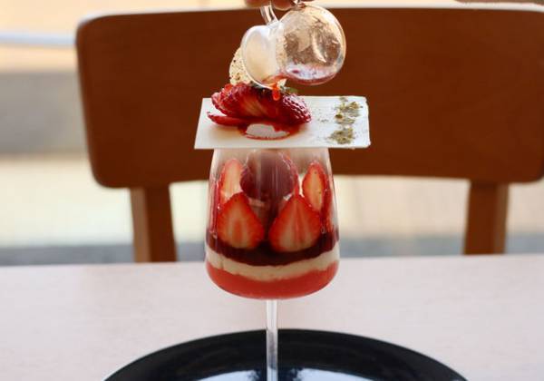 新潟・燕三条の「ごはんとだし umamito Cafe」が宝石箱のようなラグジュアリーないちごパフェを発売