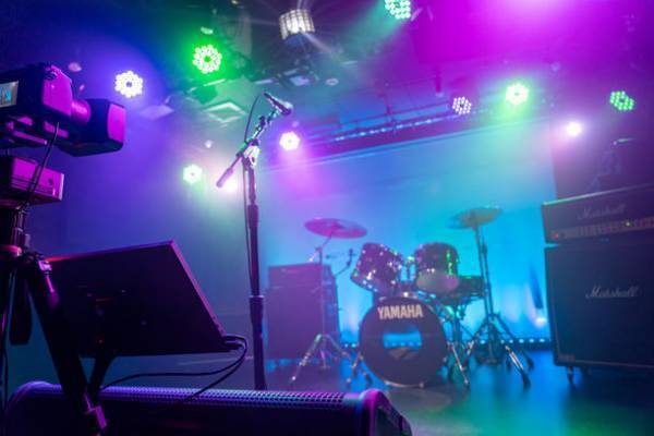 池尻大橋のライブハウス#chord_が、13台のスピーカーと波面合成技術を使用したライブハウス用空間音響を導入