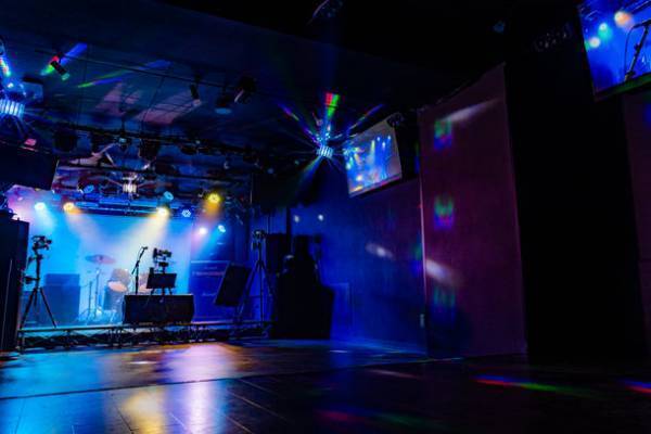 池尻大橋のライブハウス#chord_が、13台のスピーカーと波面合成技術を使用したライブハウス用空間音響を導入