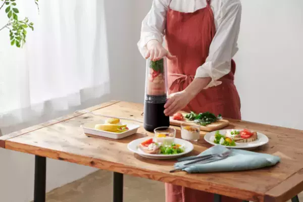 つくったボトルでそのまま飲める「マイボトルブレンダー」にミルと追加ボトルがセットになった新モデルが4月28日より登場