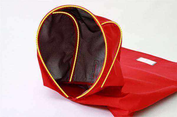 デロリアンズの犬用レインコートで雨の日散歩　愛犬の写真・動画をInstagramにて5月31日まで募集