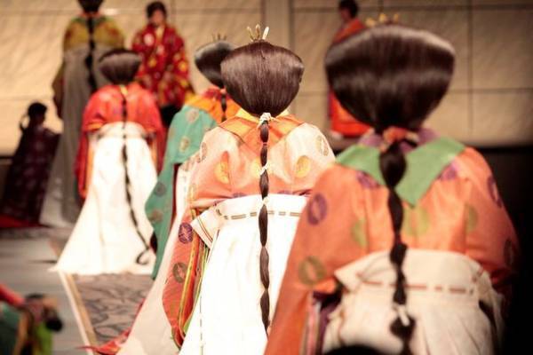 千年の時を超え、現代に蘇る源氏物語の世界　十二単のお服上げ公演「十二單～襲ねの美」　5/11(木)から14(日)4日間、青山・スパイラルホールにて開催