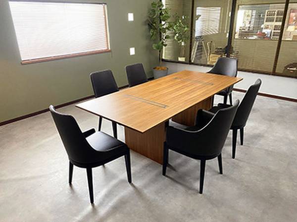 ドラマ8『弁護士ソドム』主人公の弁護士事務所にて匠大塚の高級感あるインテリアアイテムで美術協力