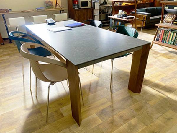 ドラマ8『弁護士ソドム』主人公の弁護士事務所にて匠大塚の高級感あるインテリアアイテムで美術協力