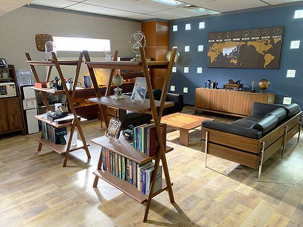 ドラマ8『弁護士ソドム』主人公の弁護士事務所にて匠大塚の高級感あるインテリアアイテムで美術協力