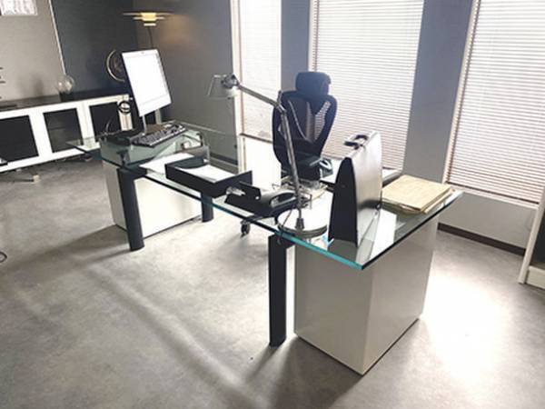 ドラマ8『弁護士ソドム』主人公の弁護士事務所にて匠大塚の高級感あるインテリアアイテムで美術協力