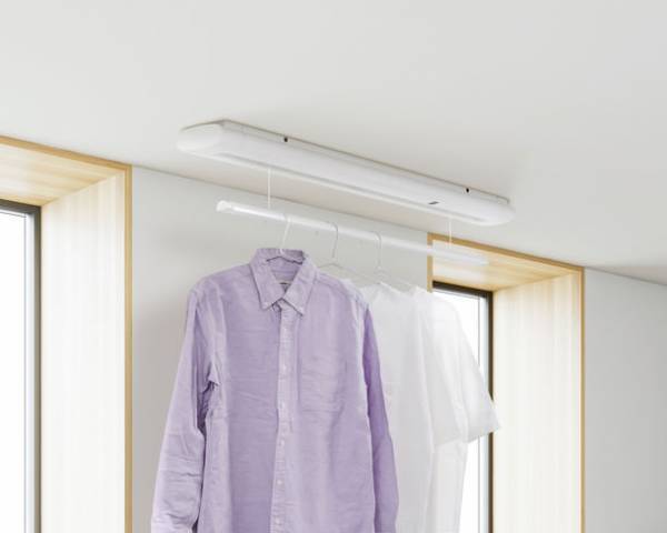 天井埋め込み不要！「電動昇降式室内物干し」が5月1日発売　洗濯物をかけたままリモコン操作で竿を昇降