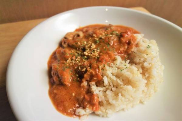 読書カフェ「本で旅する Via」と「世界のごちそう博物館」がコラボ！「日本にいながら世界とつながるレトルト料理」を5/1販売開始